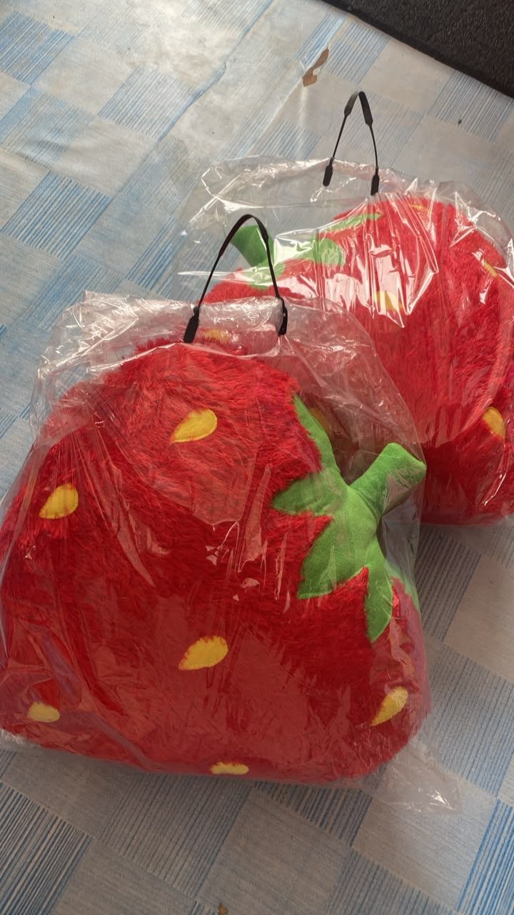 Bantal Strawberry